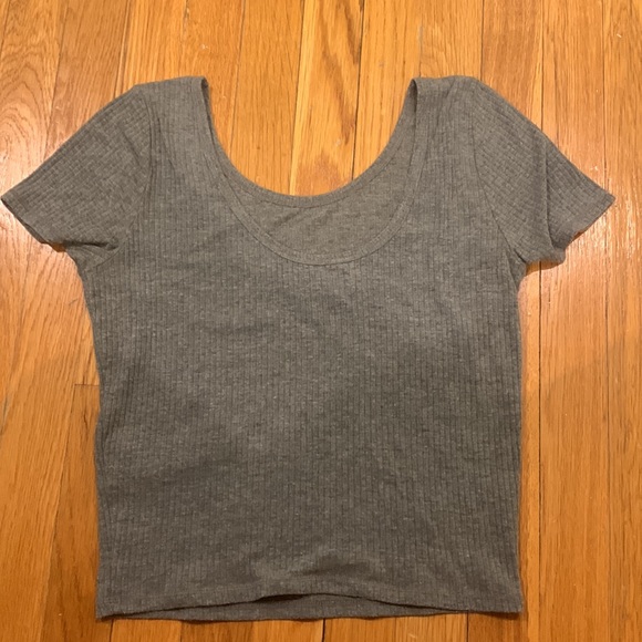 Hollister Women's Grey Scoop Neck Short Sleeve Crop Top w/ Deep Back , Size L - Picture 4 of 7